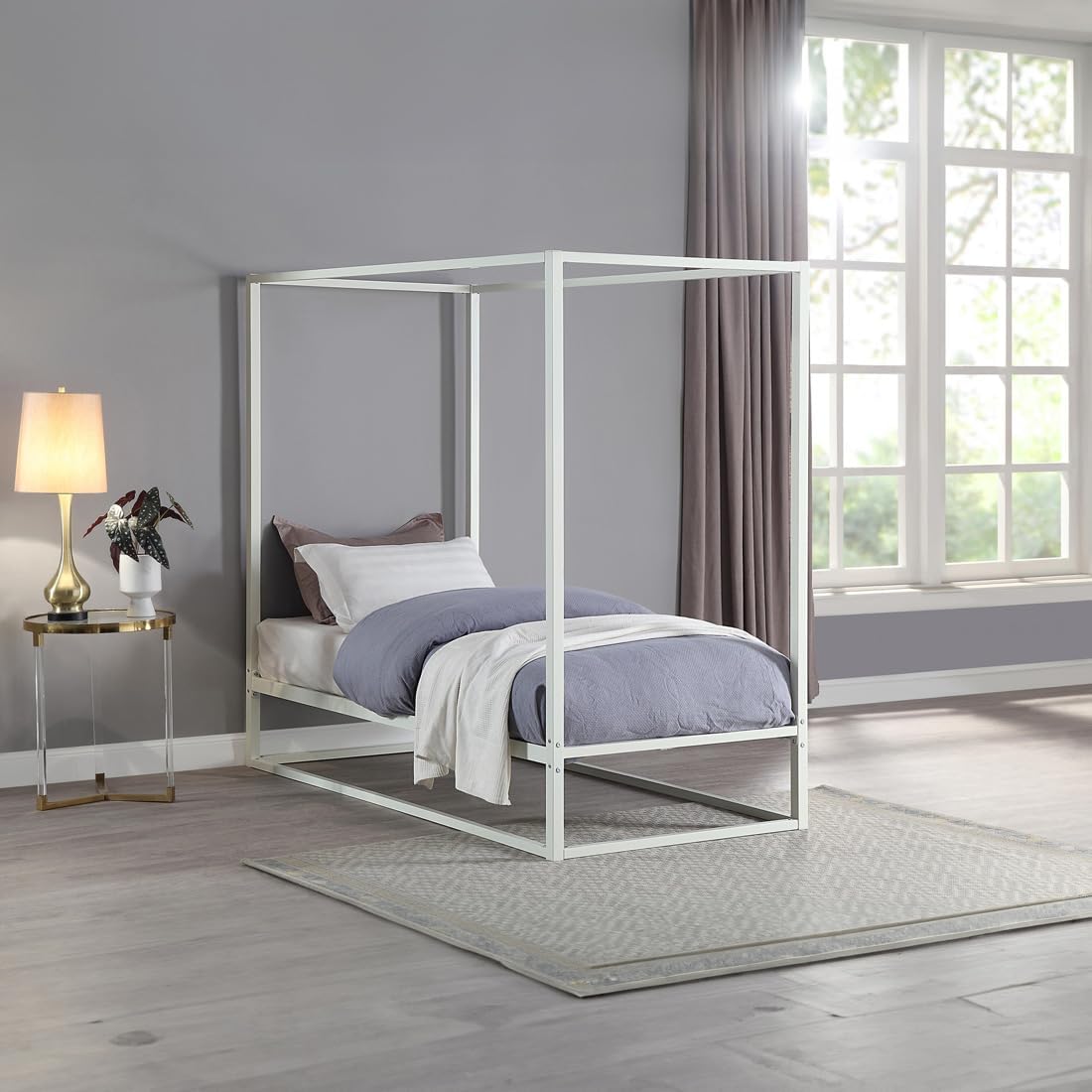 white four poster bed